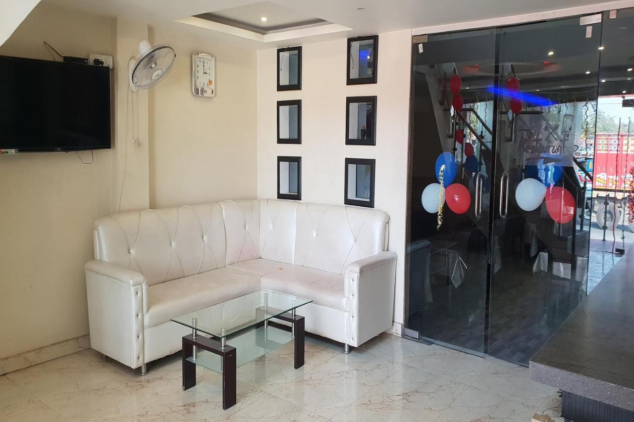 Oyo 27750 Bhagwati Residency Hotel Mirzāpur Buitenkant foto